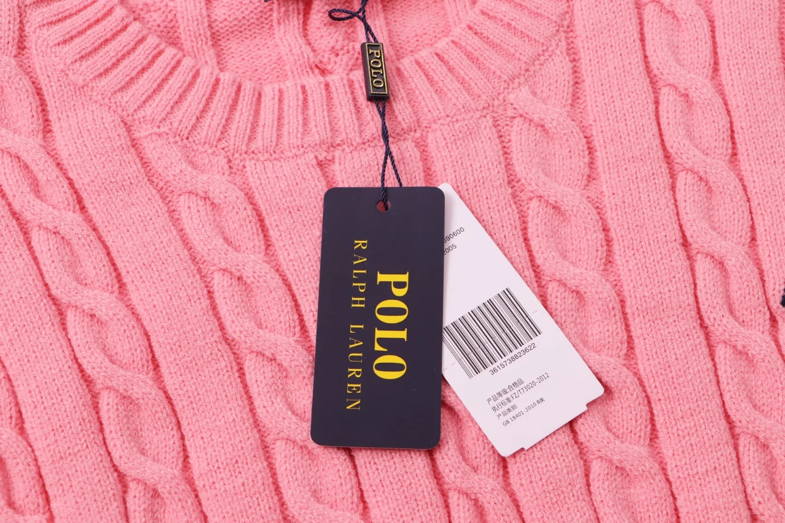 P210 [Ralph Lauren round neck solid color pony embroidery logo twist knitted sweater] ✅Ralph Lauren classic basic versatile knitted pullover crew neck sweater for men and women ✅Main supplier platform live broadcast Wholesale entity Replenish when out of stock will not be removed from the shelves ✅ZP quality 1:1 pattern making Scan the code to enter the GF website Counter quality ✅Detailed quality is the only one in Guangzhou Imported quality cotton yarn Focus on high-end cost-effective Good quality Needless to say ✅The version is restored to the original version. The maximum size can be worn up to 1105 pounds. Loose, comfortable and stress-free. ✅The upper body is simple and easy to match. A must-have for ootd. Good-looking clothes are never picky. A must-have in couples’ wardrobes. Size: S-XL. Color: black, white, gray, royal blue, pink, sky blue, khaki.
